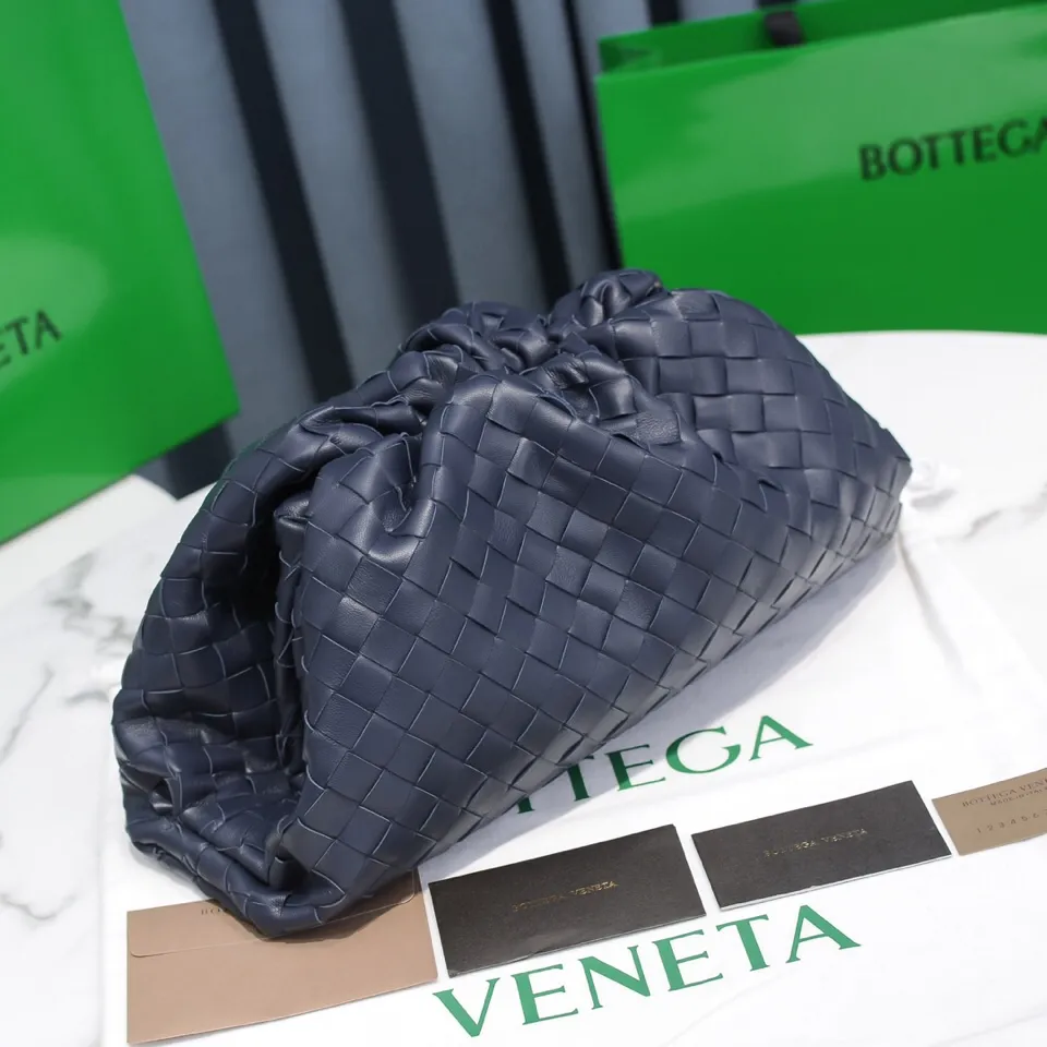 🔥🔥The counterattack of the popular Bottega Veneta started with this series of cloud bags, which went viral in the fashion circle and started a craze! Out of stock, out of stock, out of stock... One piece is hard to find, super hard to buy, regardless of age, season, or occasion. Very classy. Really, if you carry this on the road, it will turn heads! This is also the reason why this series is so expensive. Large size: 38*20*8.5cm [Big Cloud Weave] Dark Blue